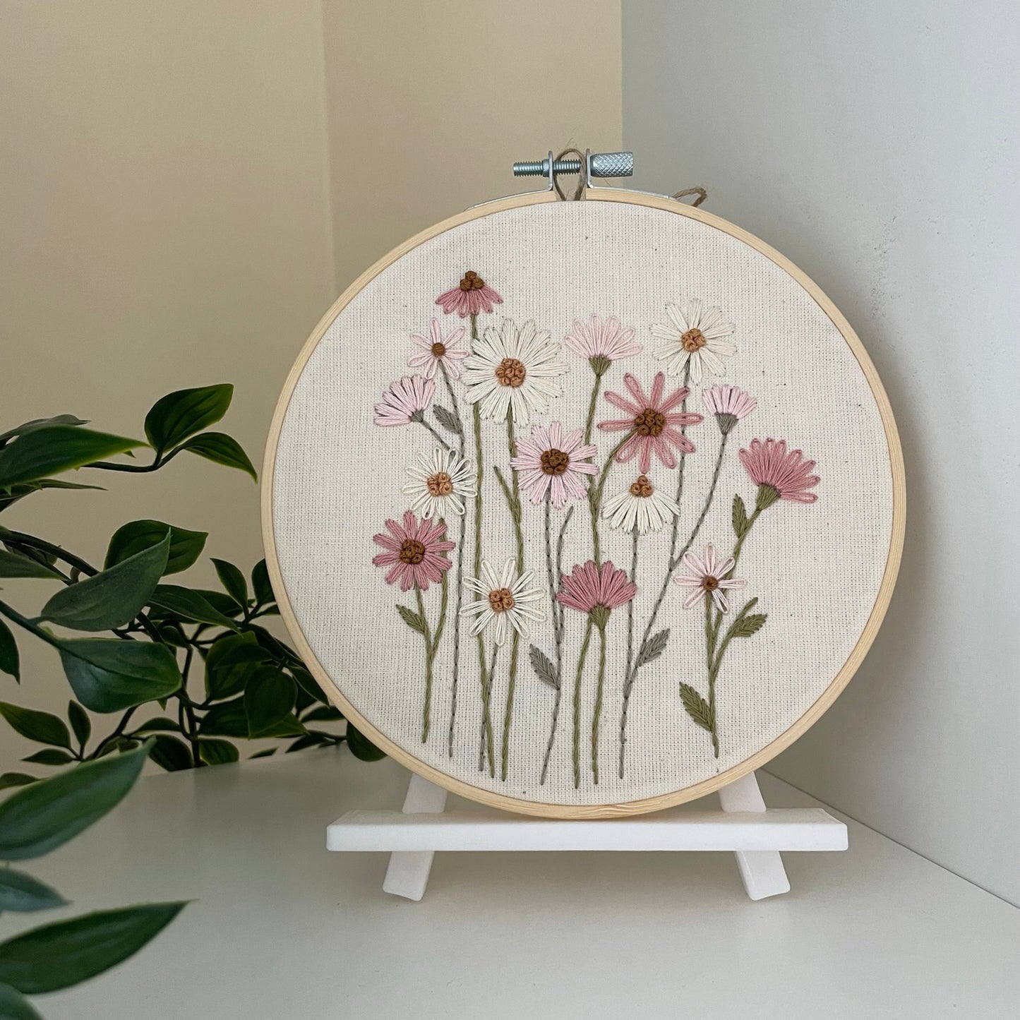 Daisy Field Embroidery Kit